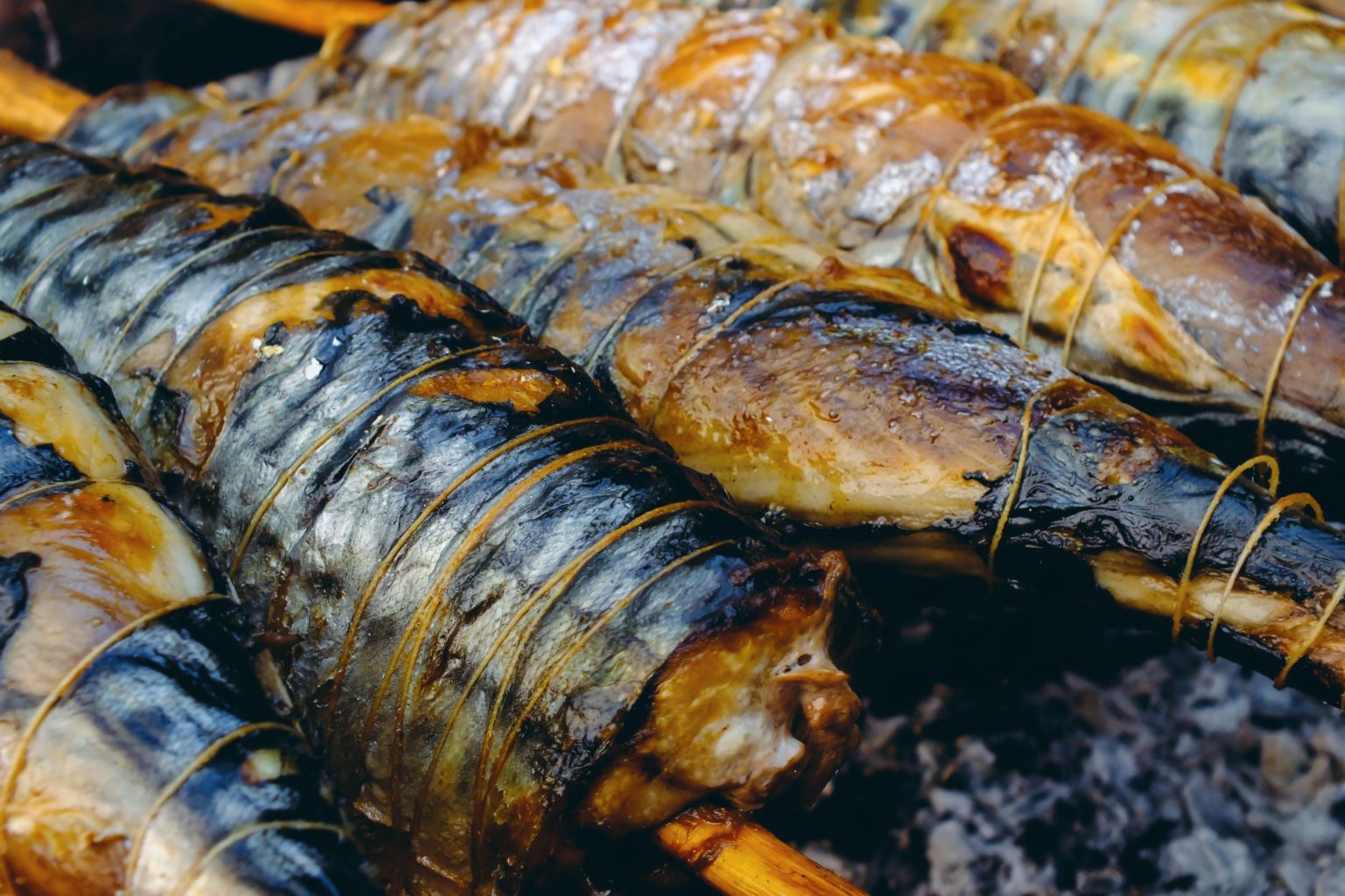 鮮な魚介を自慢の炭火焼きで贅沢に！炉端焼き発祥の店「くしろ 炉ばた」