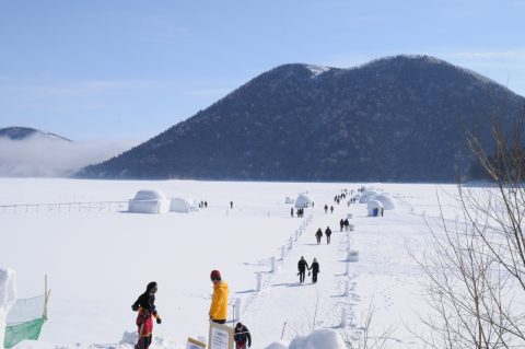 冬の間にしか現れない「しかりべつ湖コタン」